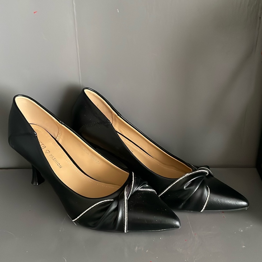 Black w/ silver accent kitten heals